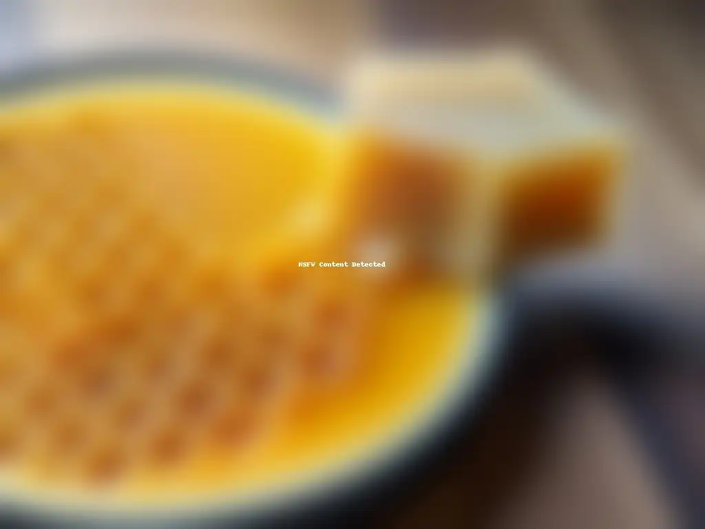 Comparación cera natural vs Detalles en 8k: ceras naturales vs sintéticas piel, contraste de texturas y colores en imagen dividida